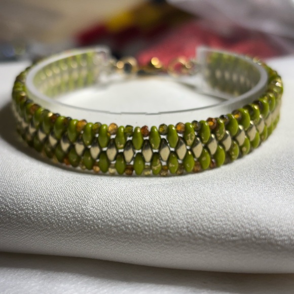 Hand Crafted Bracelet Olive Green and Gold Tone Beads Tourmaline crystals 8in - Picture 5 of 8